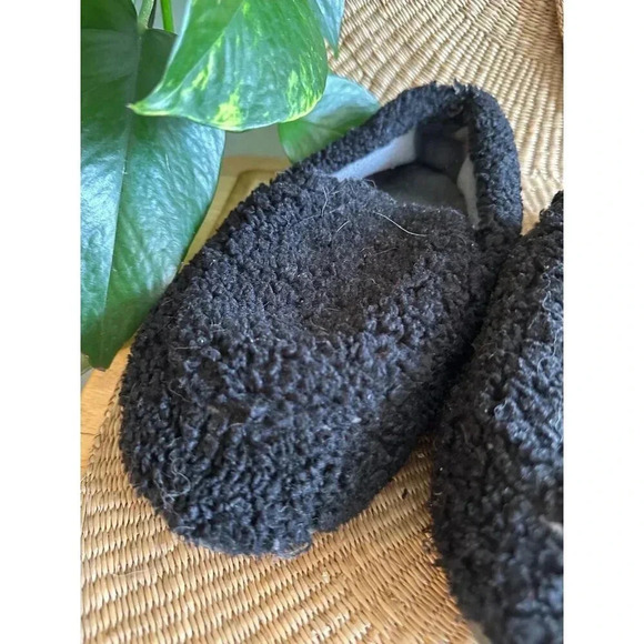 Zizor women’s size 9 black fuzzy Slippers - Picture 3 of 8